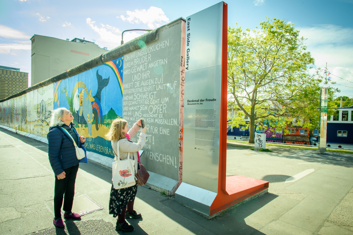 BesucherInnen bei der Open Air Ausstellung
